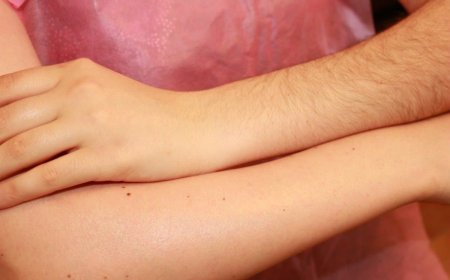 Как удалить волосы на руках: поможет восковая эпиляция