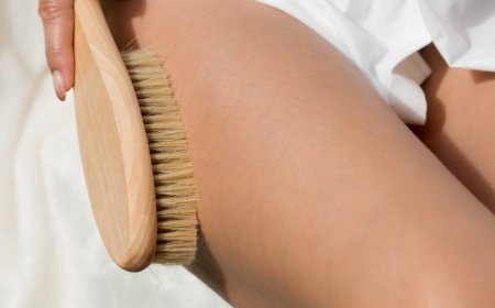 Массаж тела щеткой из натуральной щетины для устранение целлюлита
