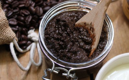 Кофейные маски: чем полезны и как их делать