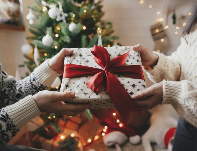Что можно подарить на Новый год : какой подарок будет идеальным